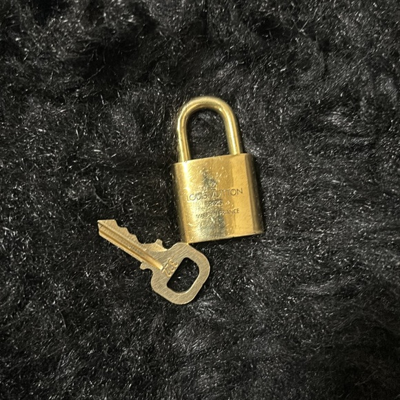 Gold Louis Vuitton lock & key #322😍 - Picture 5 of 5